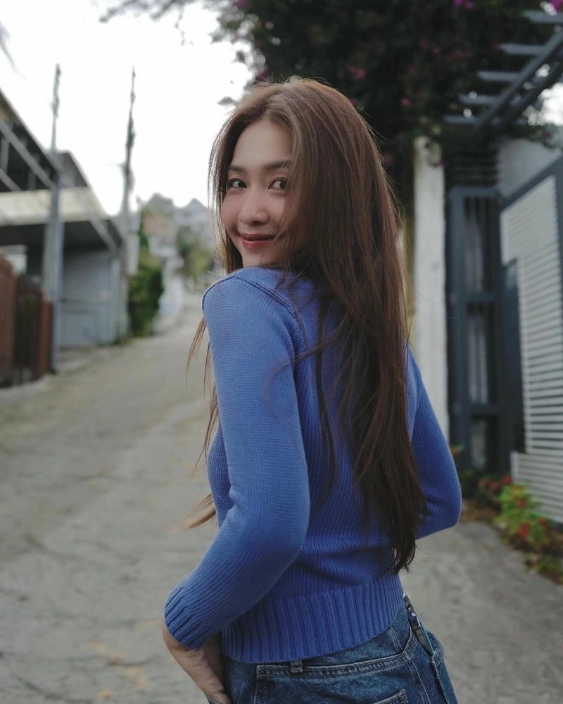 Khả Ngân hát ngọt ngào như ca sĩ chuyên nghiệp