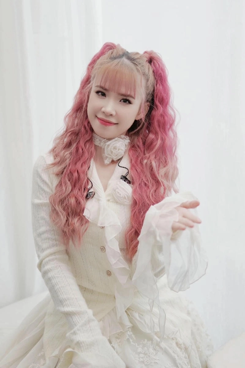 Khởi My tỏa sáng với phong cách dễ thương