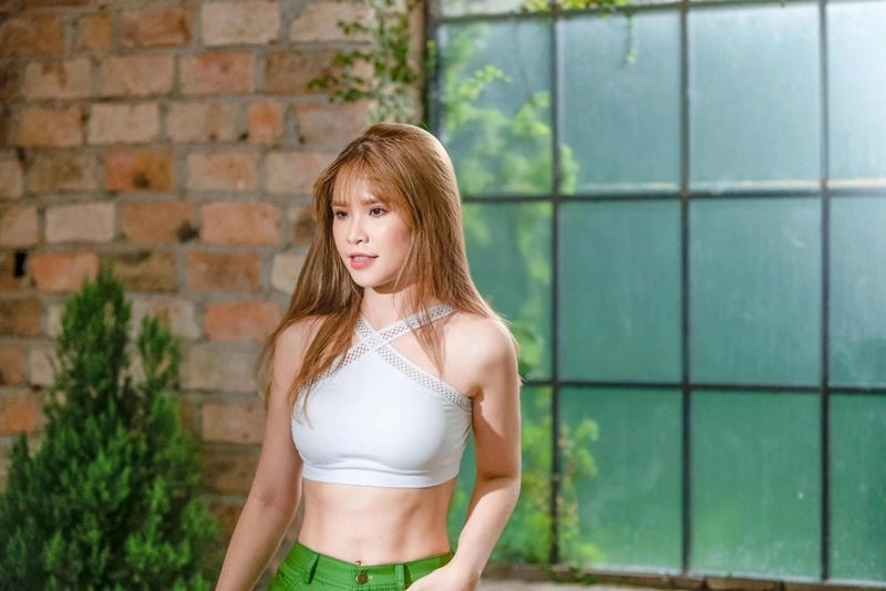Bùng nổ sân khấu ca sĩ giấu mặt Khởi My
