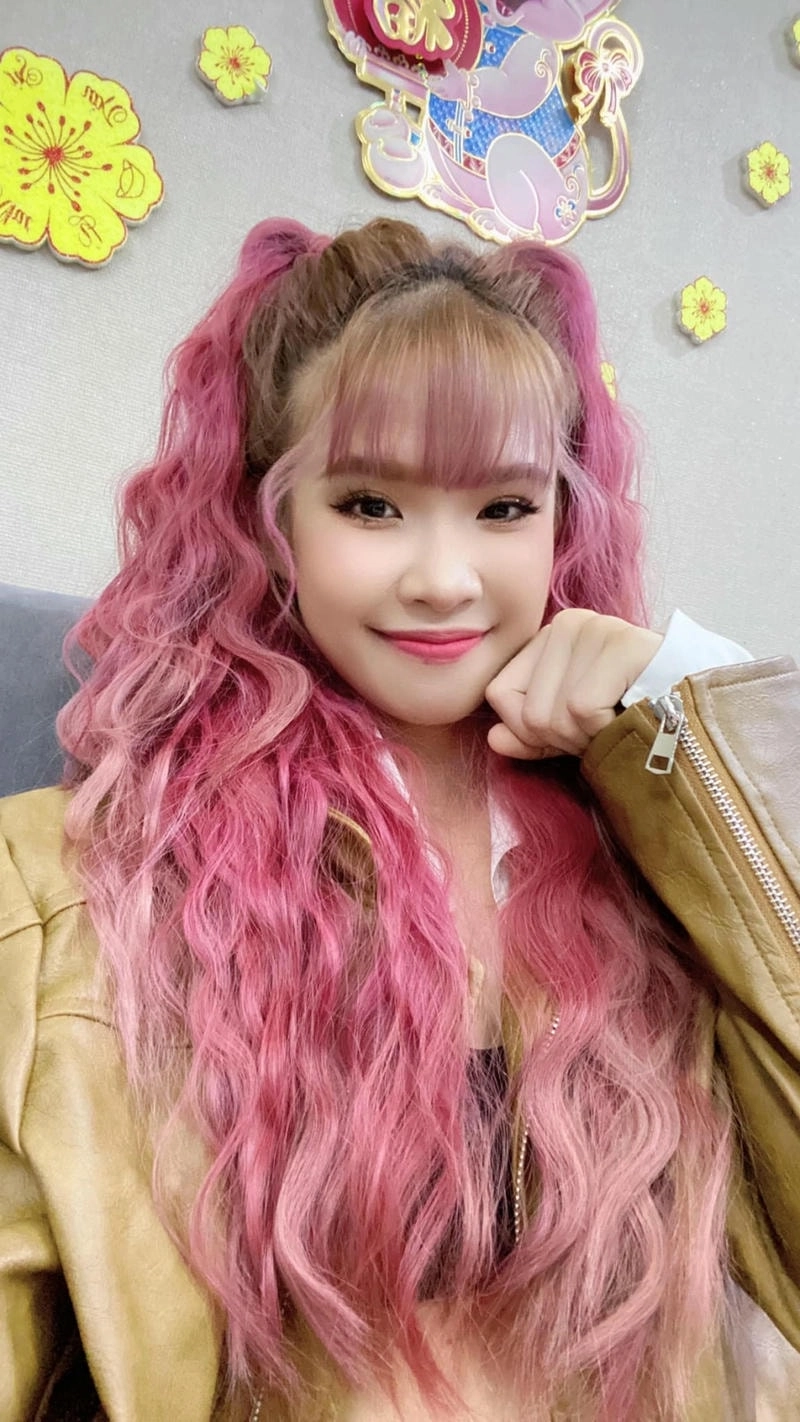 Thể hiện giọng ca với dễ thương Khởi My karaoke