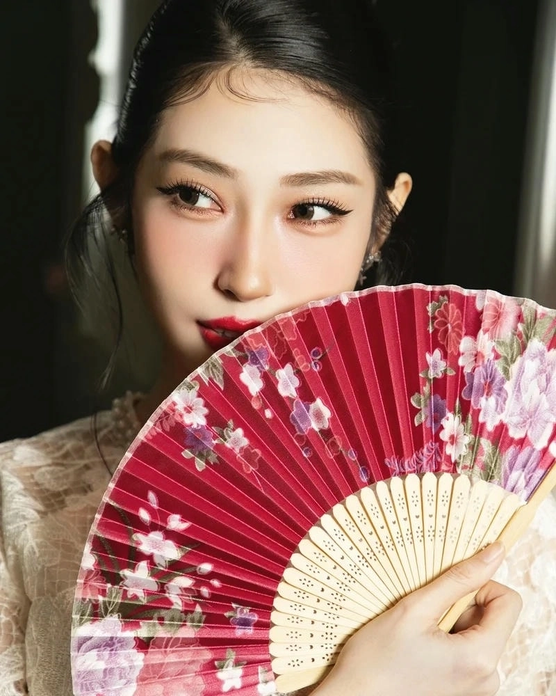 Chị đẹp đạp gió rẽ sóng Khổng Tú Quỳnh bùng nổ