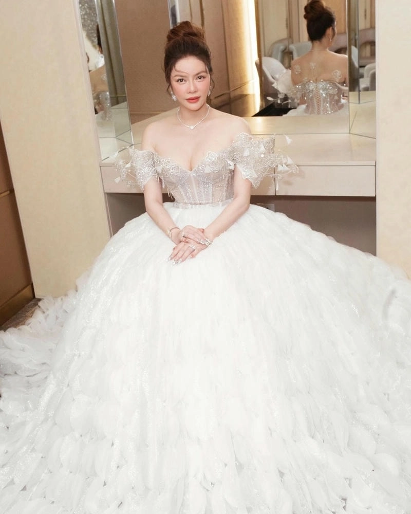 Bí ẩn Lý Nhã Kỳ làm gì mà giàu bật mí