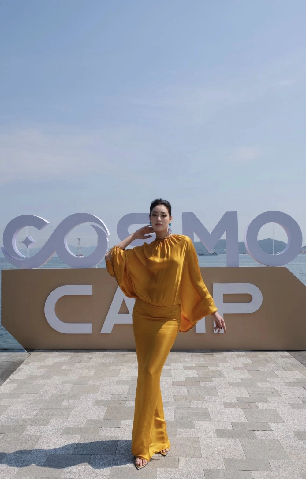 Thần thái đỉnh cao của Khánh Vân catwalk