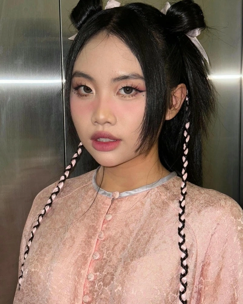 Khoảnh khắc đời thường đáng yêu Phương Mỹ Chi mút kem