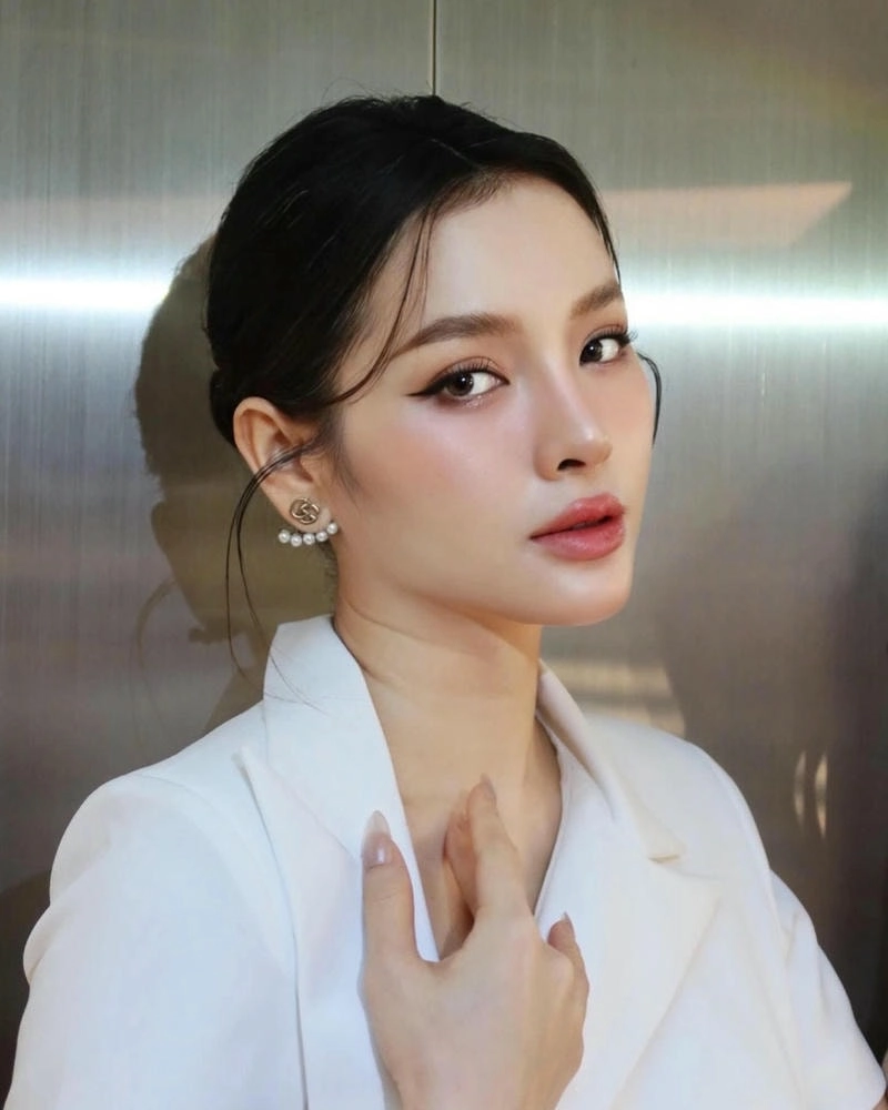 Phương Trinh Jolie khoe nhan sắc rạng rỡ