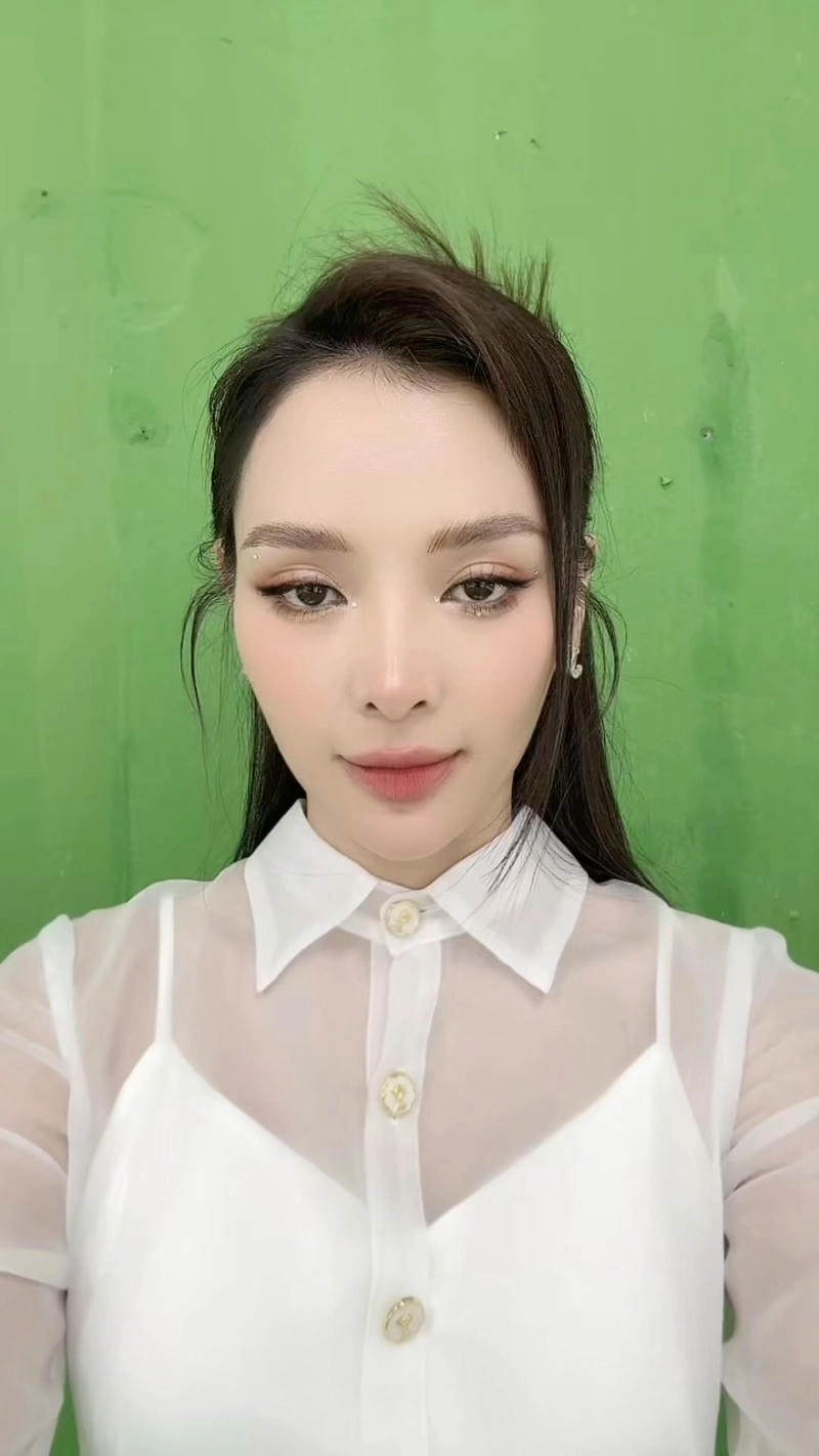 Phong cách cuốn hút của ca sĩ Phương Trinh Jolie