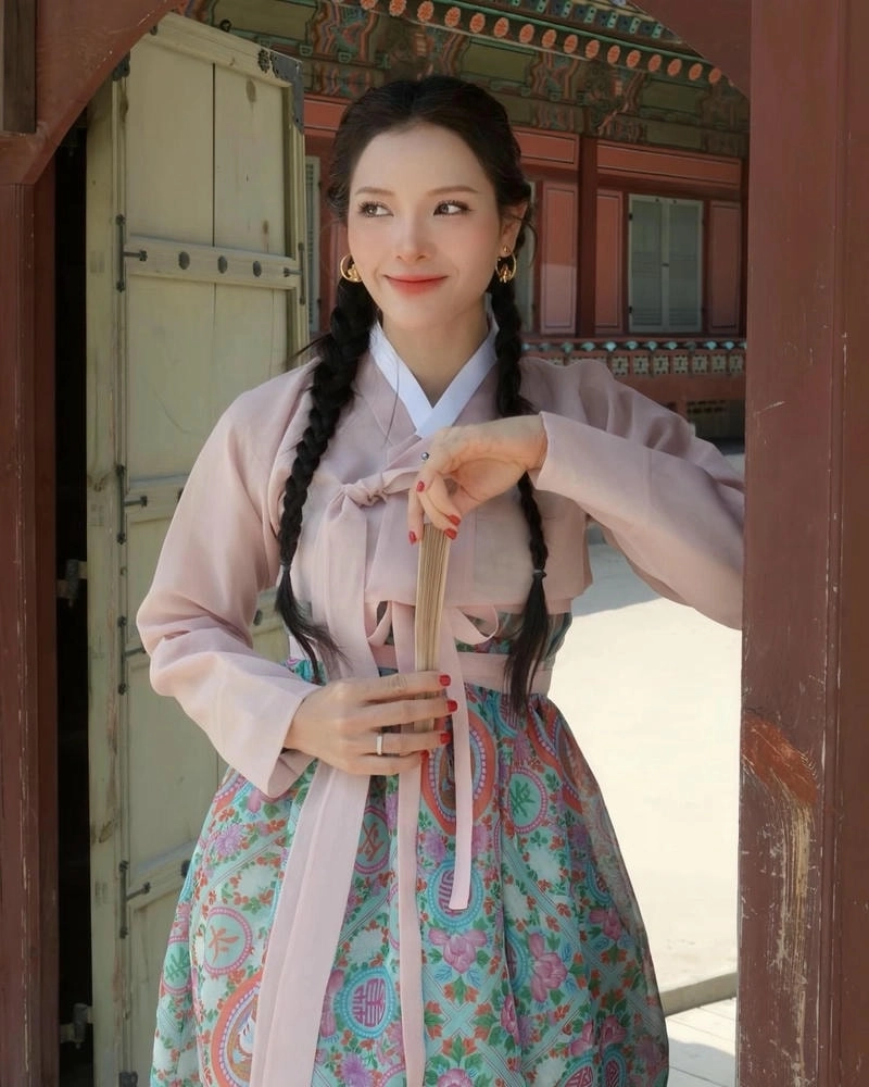 Fan bất ngờ với Phương Trinh Jolie livestream