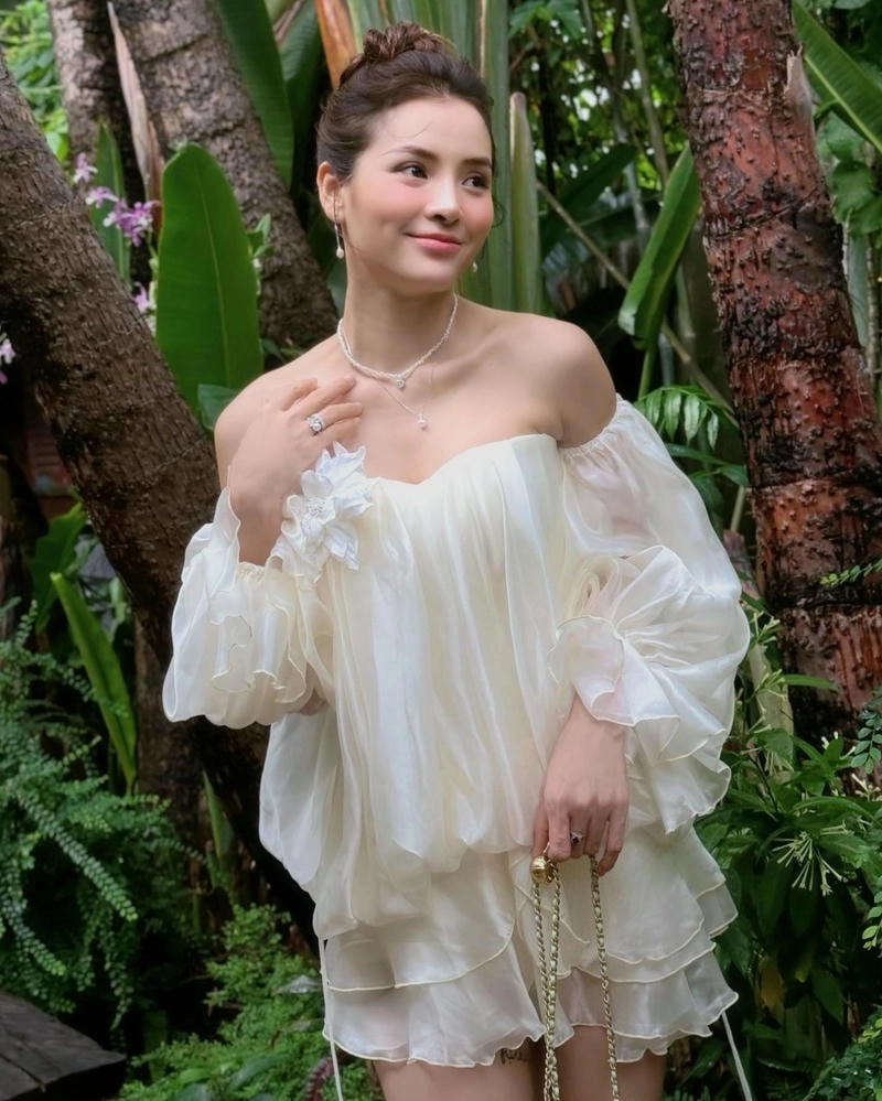 Bất ngờ với Phương Trinh Jolie chiều cao thật