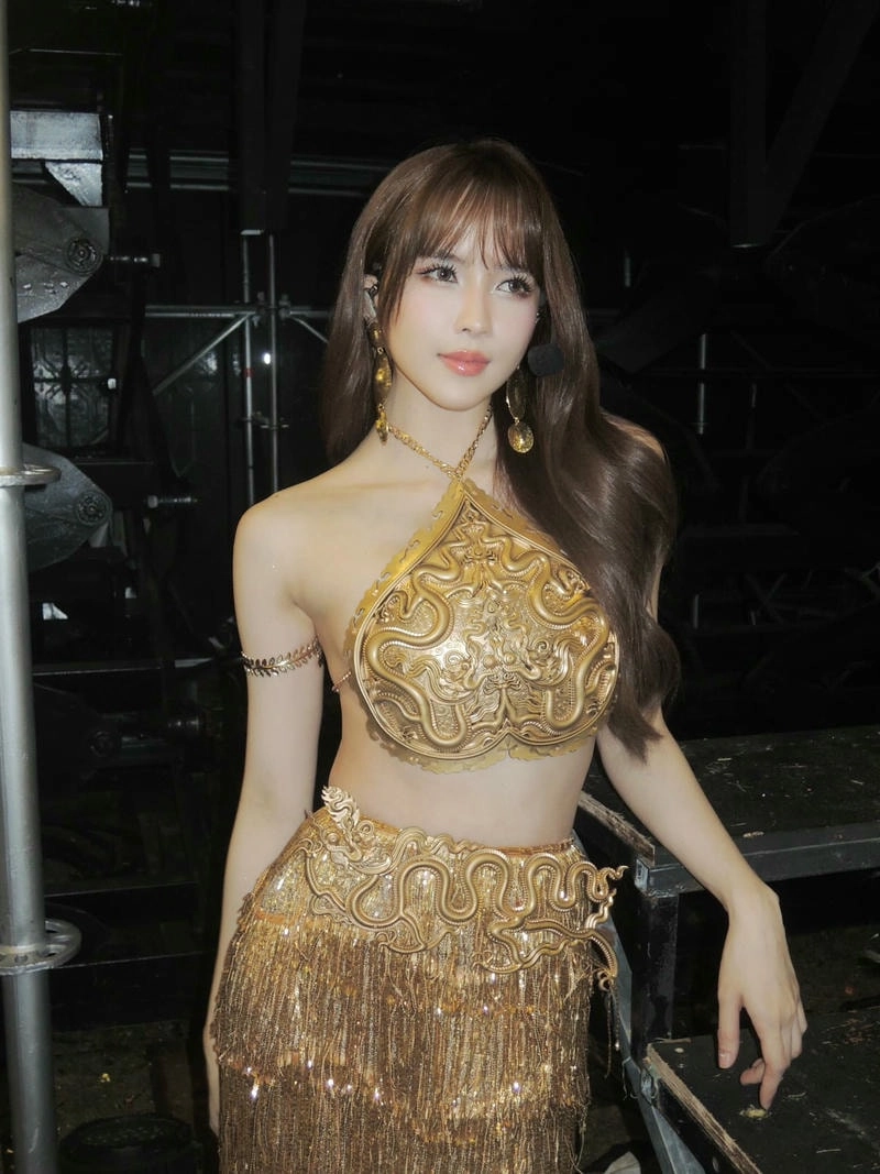 Style đỉnh cao Thiều Bảo Trâm thời trang sân bay