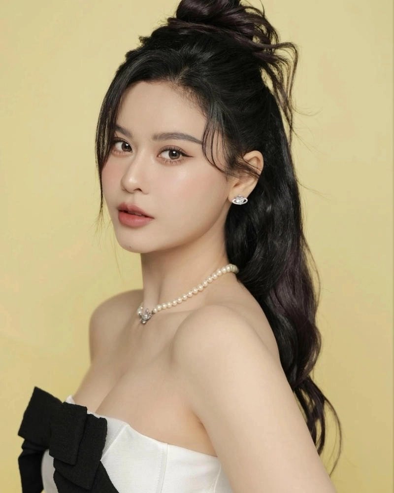 Trương Quỳnh Anh là ca sĩ và diễn viên nổi tiếng với nhiều bài hát hit