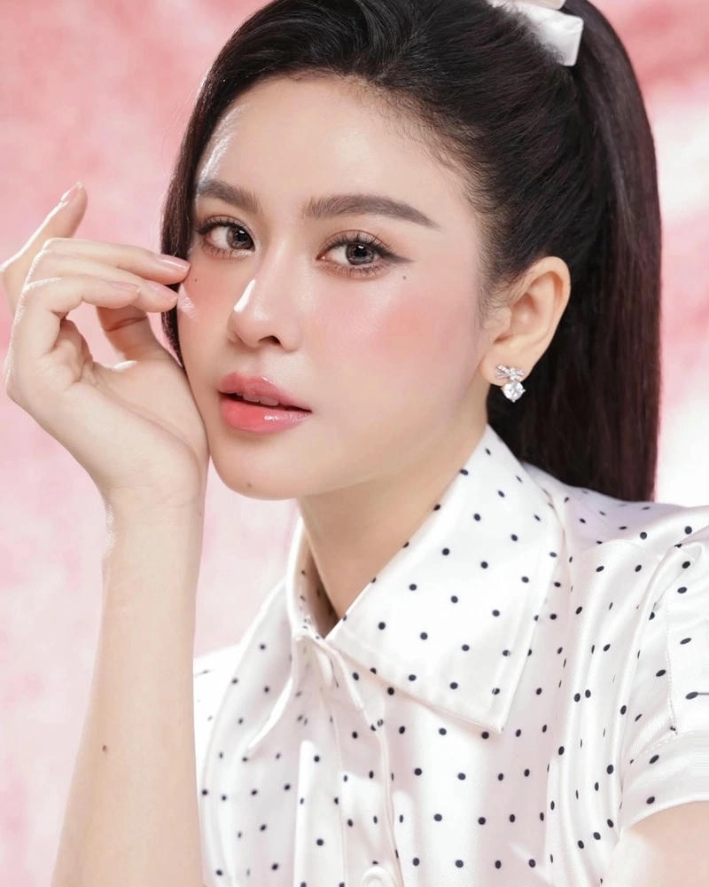 Trương Quỳnh Anh livestream kết nối với người hâm mộ qua các buổi phát sóng trực tiếp