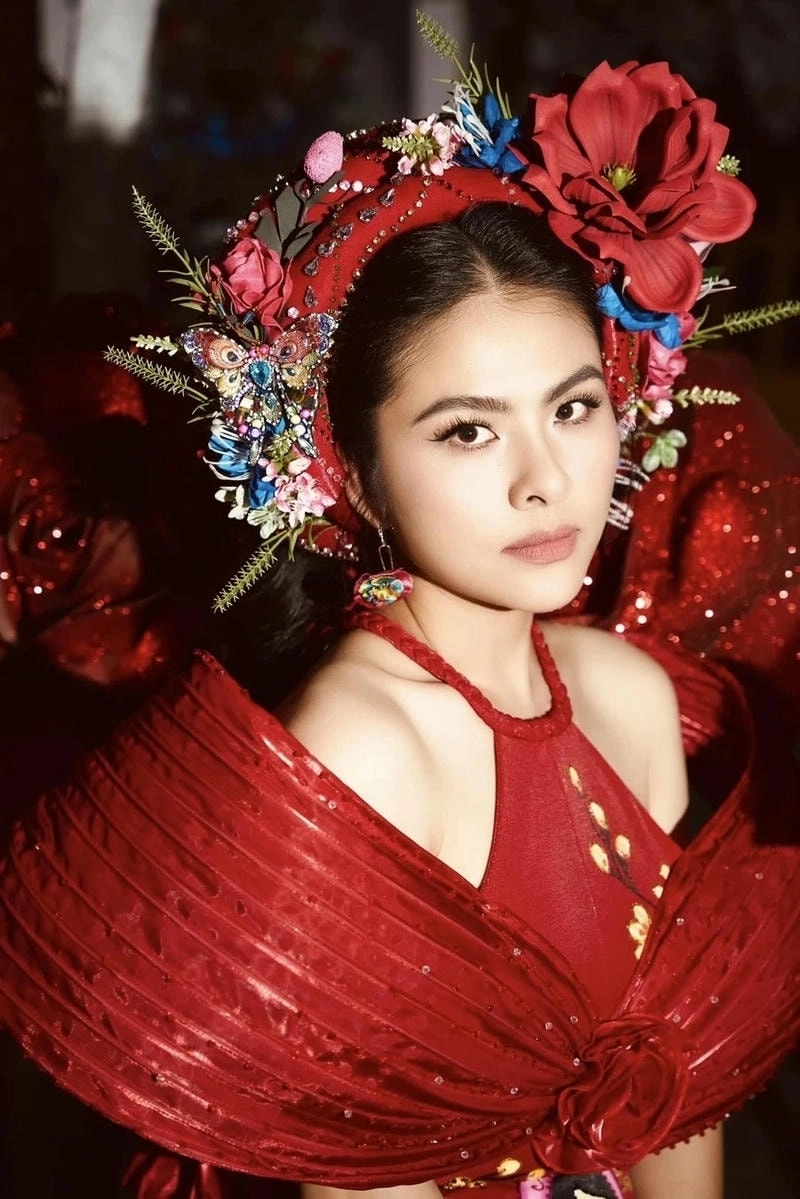 Khám phá Vân Trang mặc áo dài duyên dáng