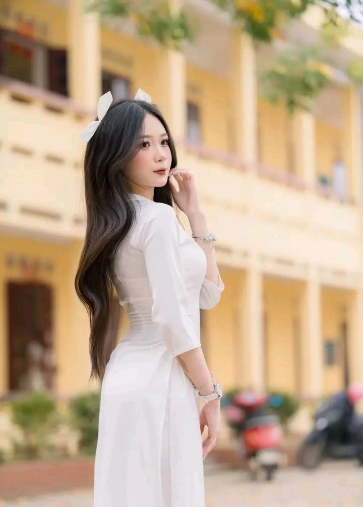 Áo dài học trò giản dị mà thanh lịch