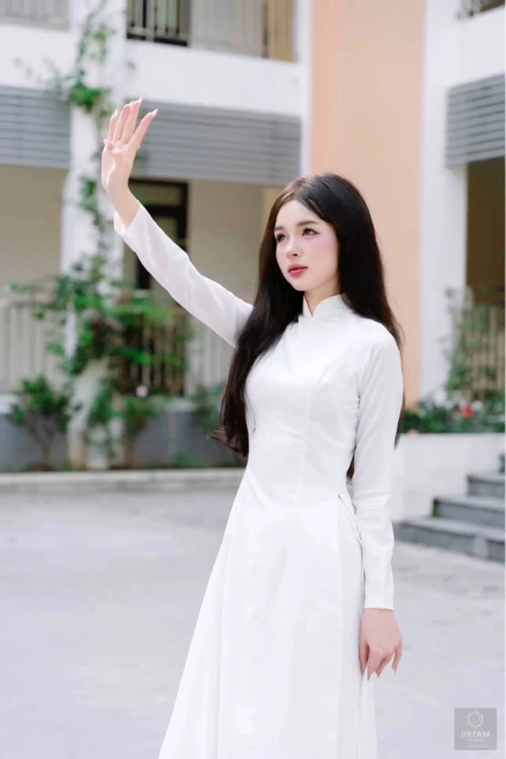 Áo dài nữ sinh đẹp cuốn hút nhẹ nhàng