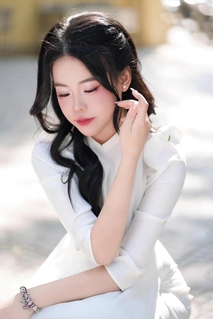 Hình ảnh học sinh mặc áo dài lễ chào cờ