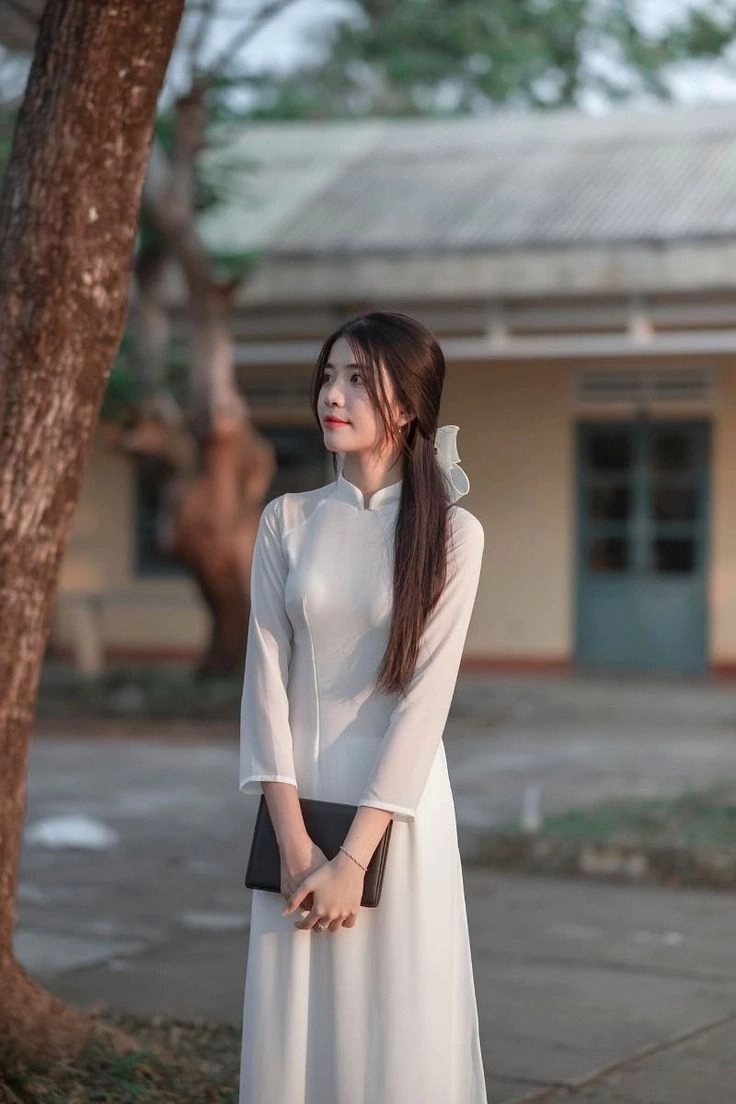 Hình ảnh thiếu nữ mặc áo dài xinh tươi