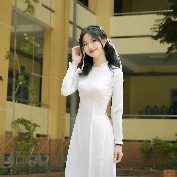 Ảnh học sinh áo dài trong sân trường
