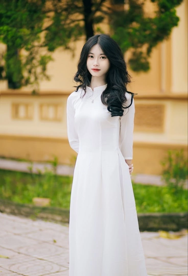 Ảnh nữ sinh mặc áo dài nhẹ nhàng thanh tao