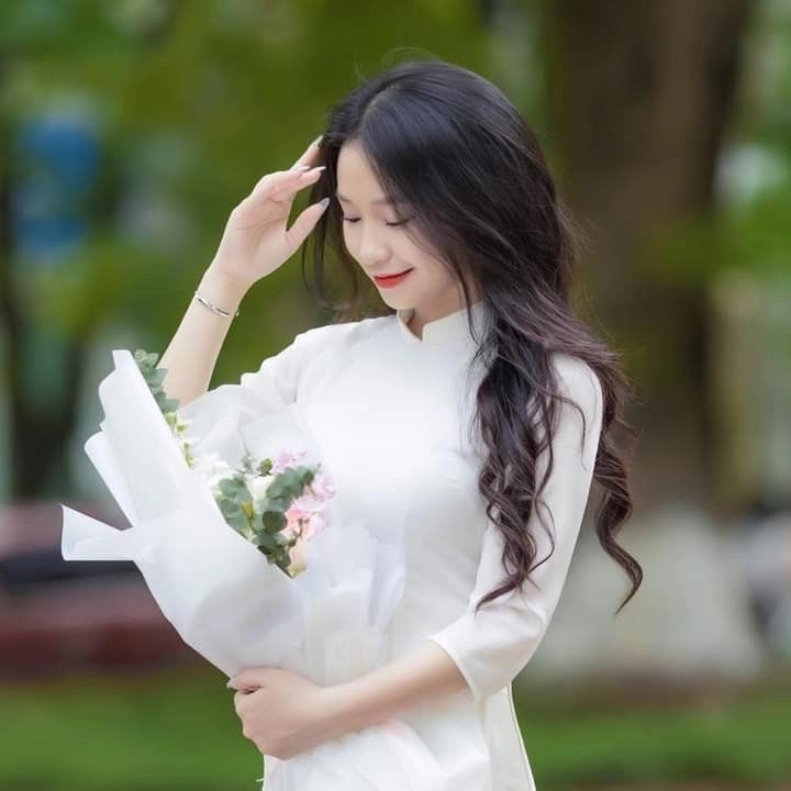 Ảnh thiếu nữ mặc áo dài thướt tha