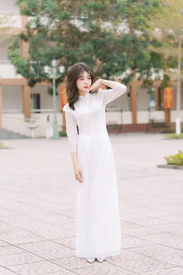 Ảnh thiếu nữ mặc áo dài trắng tinh khôi