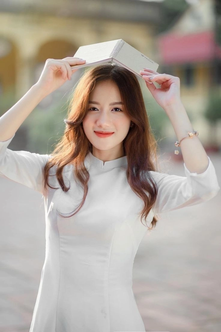 Áo dài học sinh nữ truyền thống duyên dáng