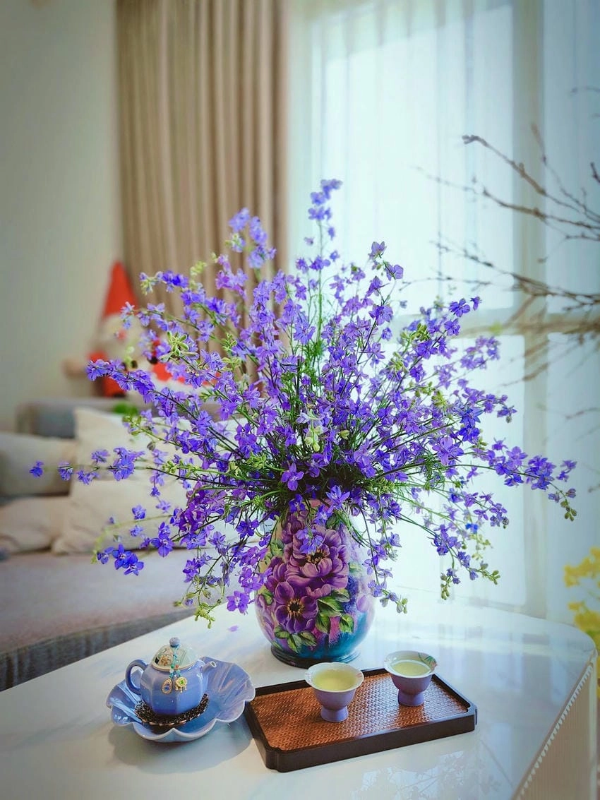 Vẽ hoa violet thường là nét mảnh và màu nhẹ