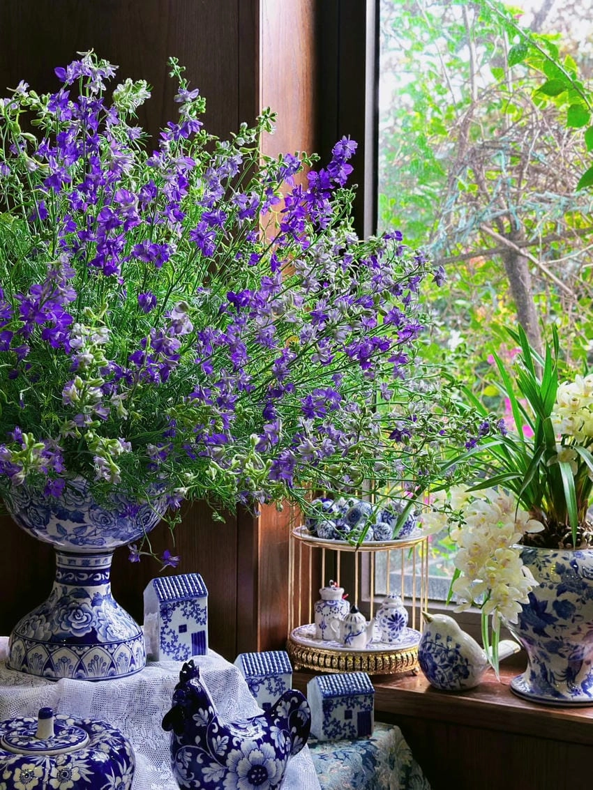 Lọ hoa violet đơn giản vẫn đủ sức thu hút ánh nhìn