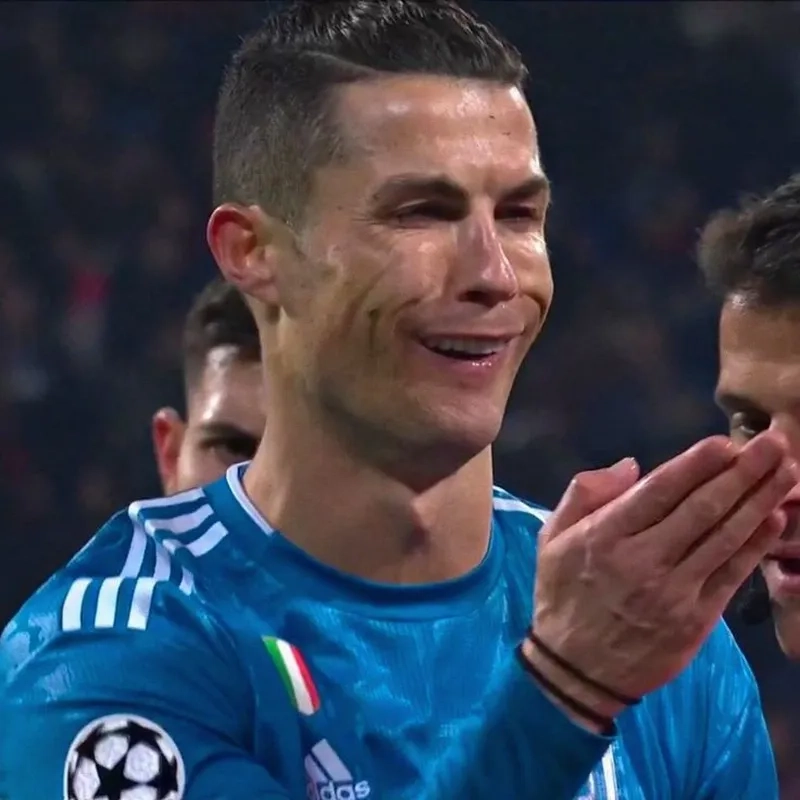 Meme Ronaldo ăn mừng 