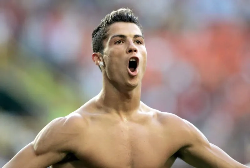 Mặt nạ Ronaldo meme gây bão sân vận động