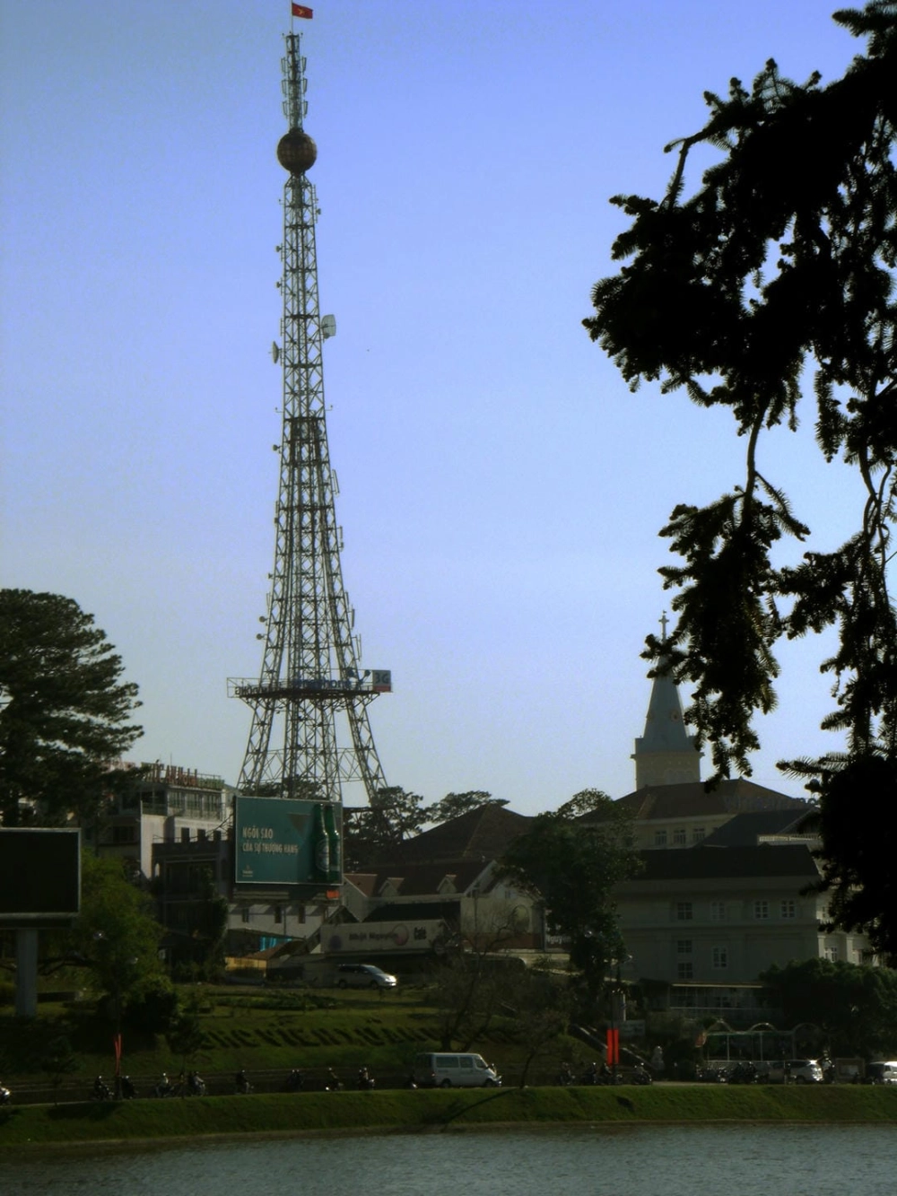 Góc ảnh cảnh đẹp Đà Lạt tại một quán cà phê ven đồi