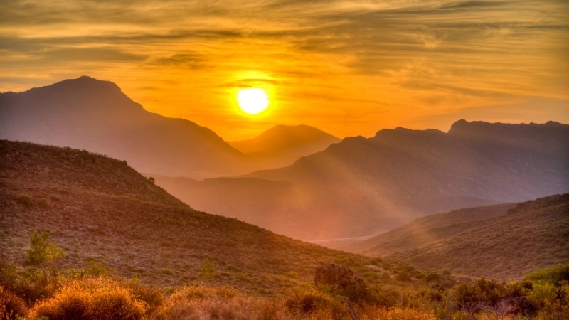 Ảnh phong cảnh núi rừng xanh thẳm và đầy bí ẩn