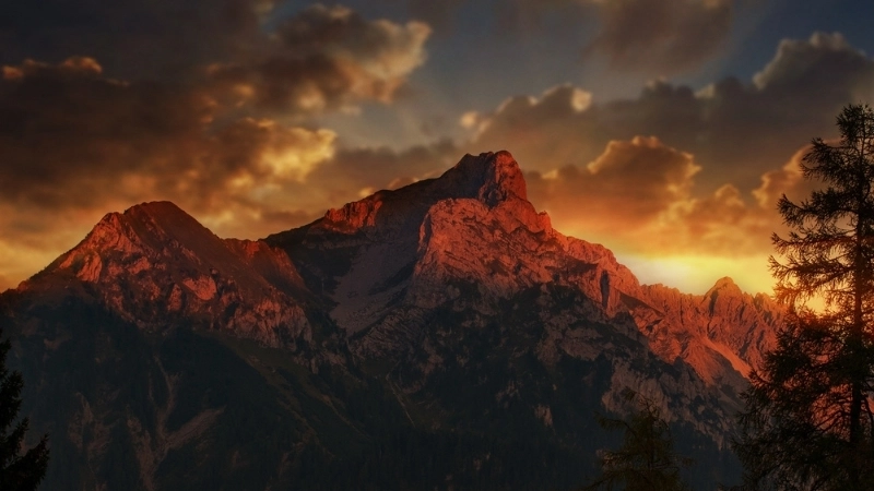 Ảnh phong cảnh núi đẹp trong ánh bình minh rực rỡ