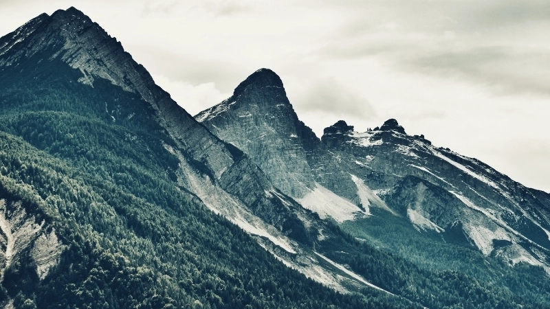 Một bức tranh phong cảnh núi mùa thu lá vàng lãng mạn