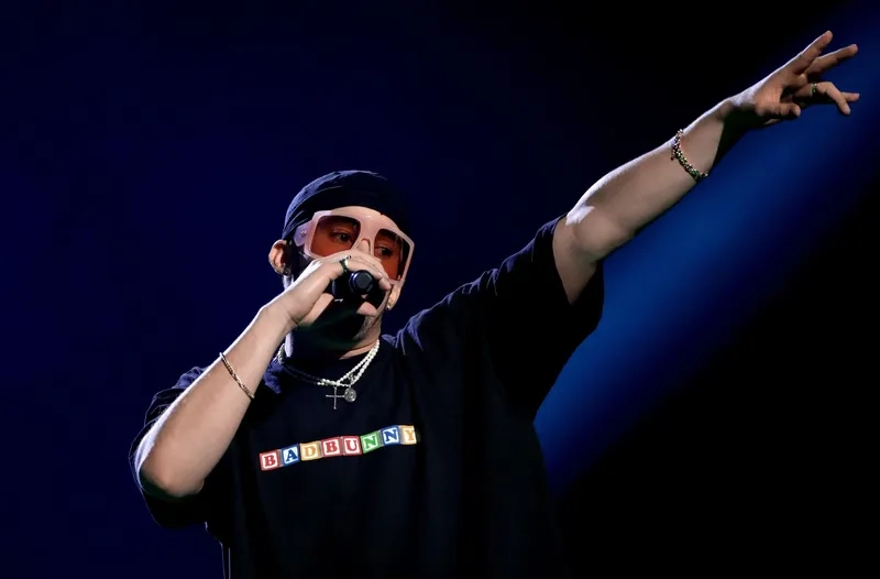 Phong cách thời trang độc đáo của Bad Bunny