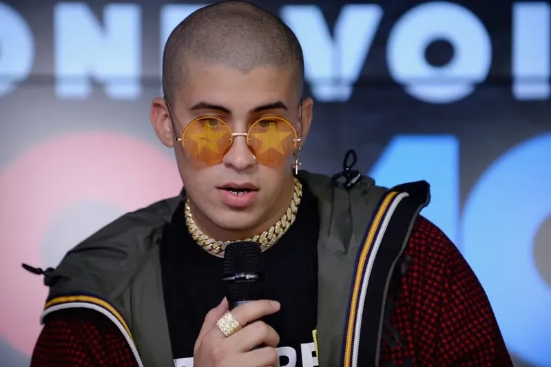 Biểu cảm ấn tượng trong MV bad bunny titi me pregunto