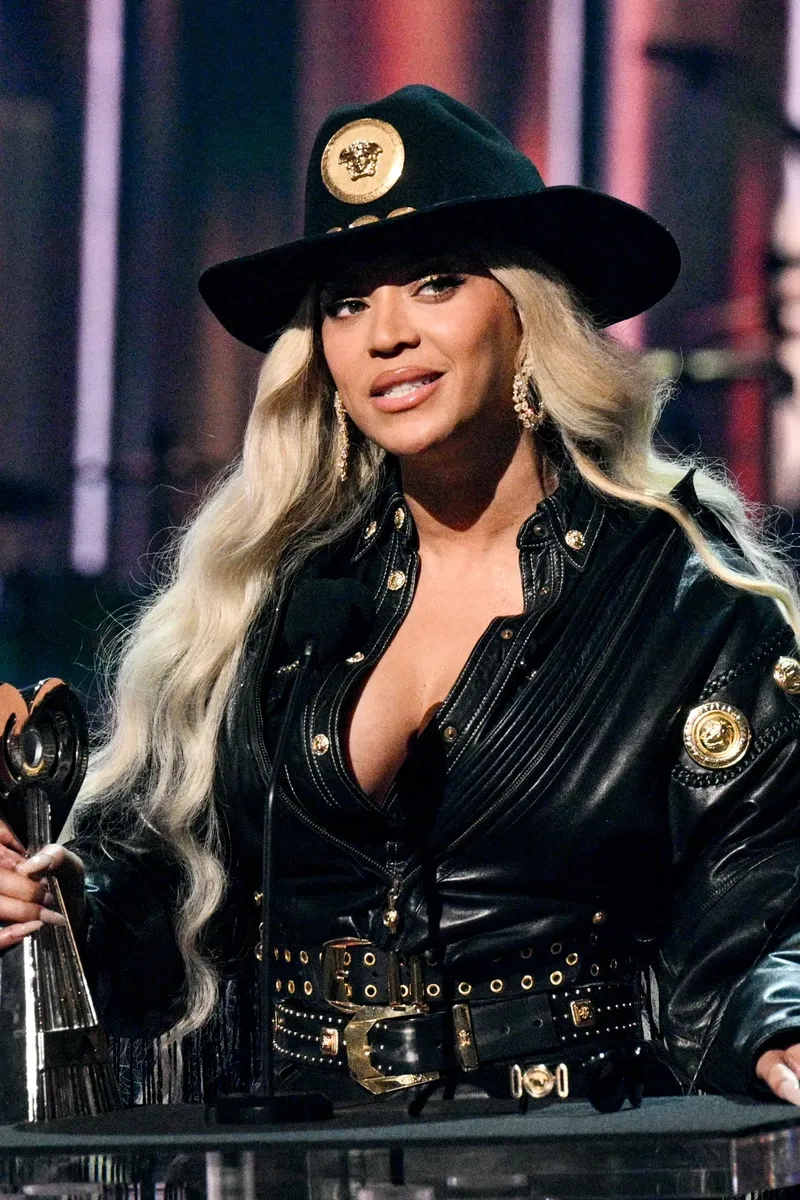 Beyoncé trình diễn ca khúc Halo đầy cảm xúc