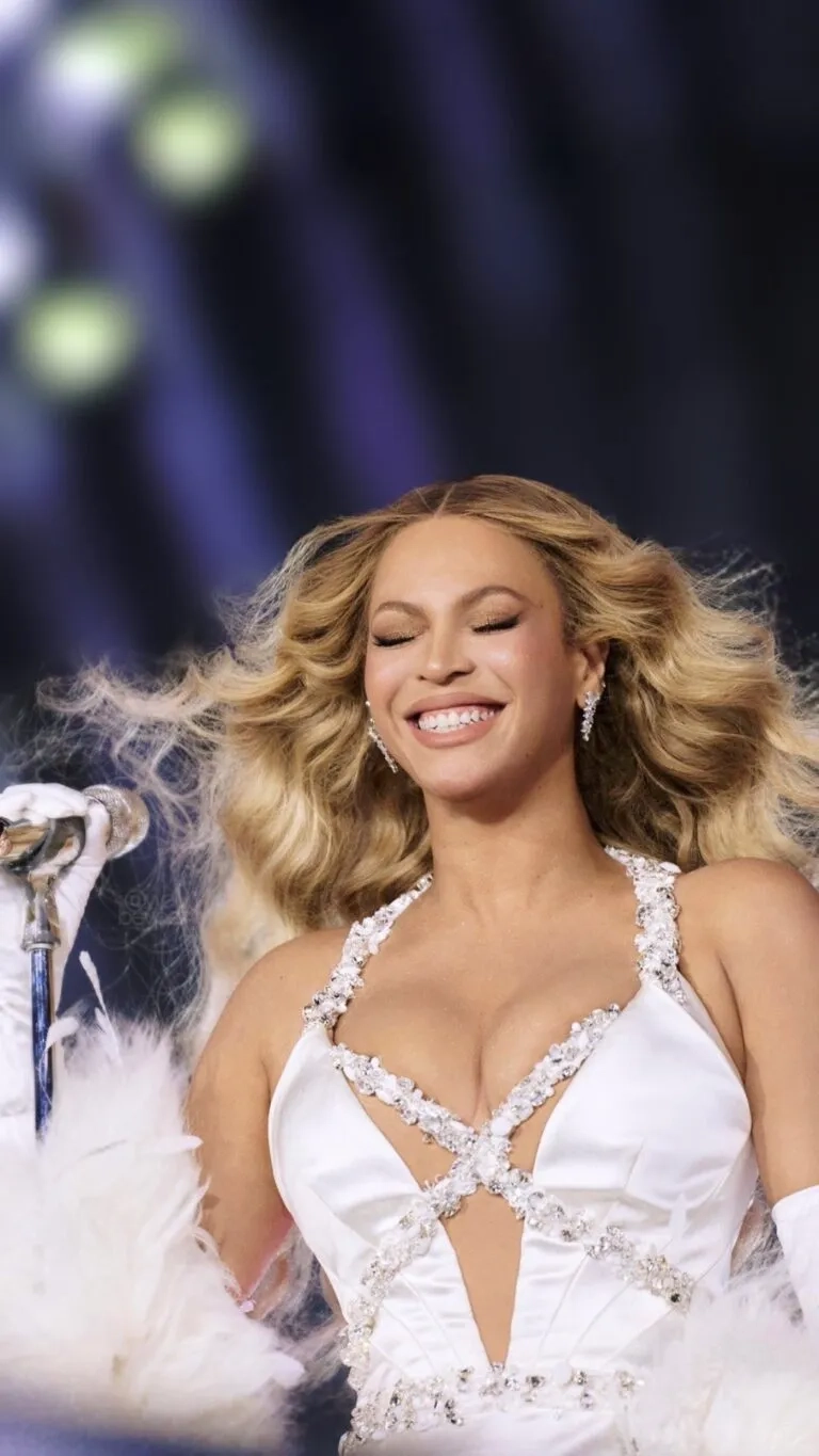 Sân khấu bùng nổ với ca khúc beyoncé listen