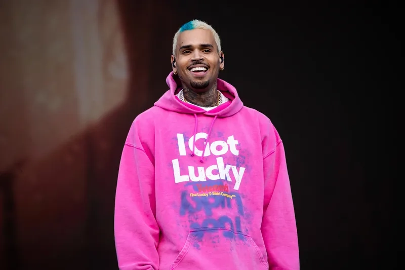 Vũ đạo ấn tượng trong MV Chris Brown Loyal