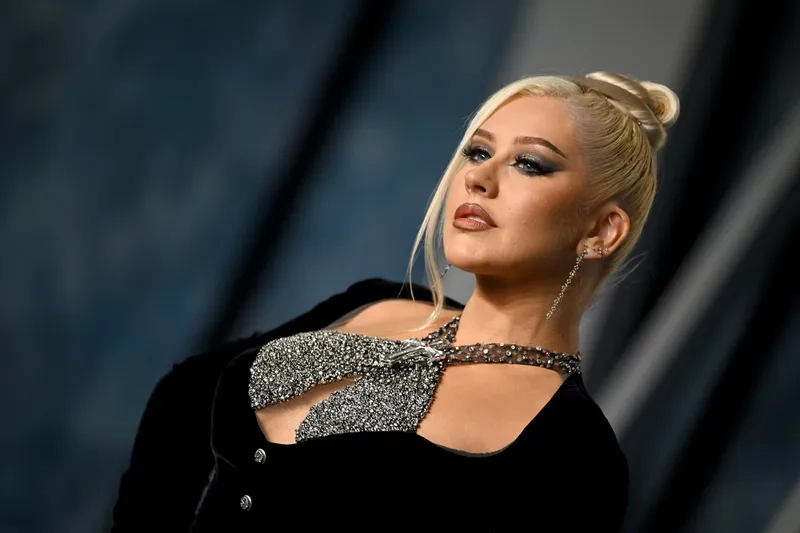 Bản hit đầu tay Christina Aguilera Genie in a Bottle