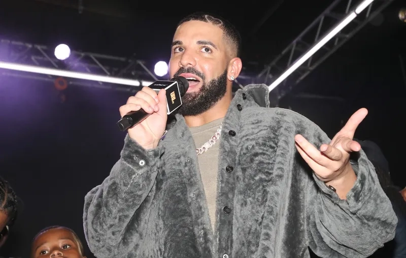 Drake trên sân khấu biểu diễn một trong những ca khúc nổi tiếng của mình