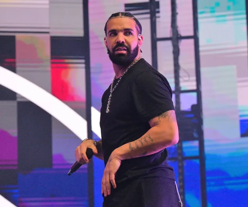 Drake ngồi hàng ghế đầu tại một trận drake basketball