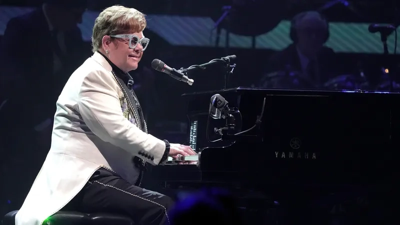 Elton John và bản hit Rocket Man