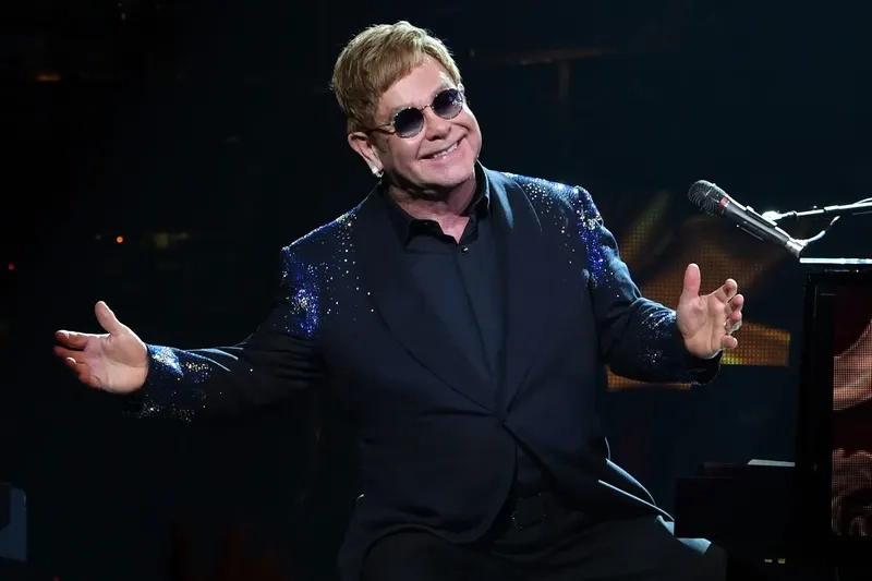 Bản hit Cold Heart cùng Dua Lipa