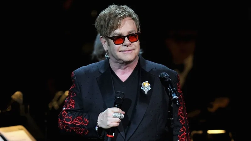 Elton John trong buổi biểu diễn live
