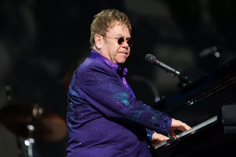 Huyền thoại âm nhạc Elton John