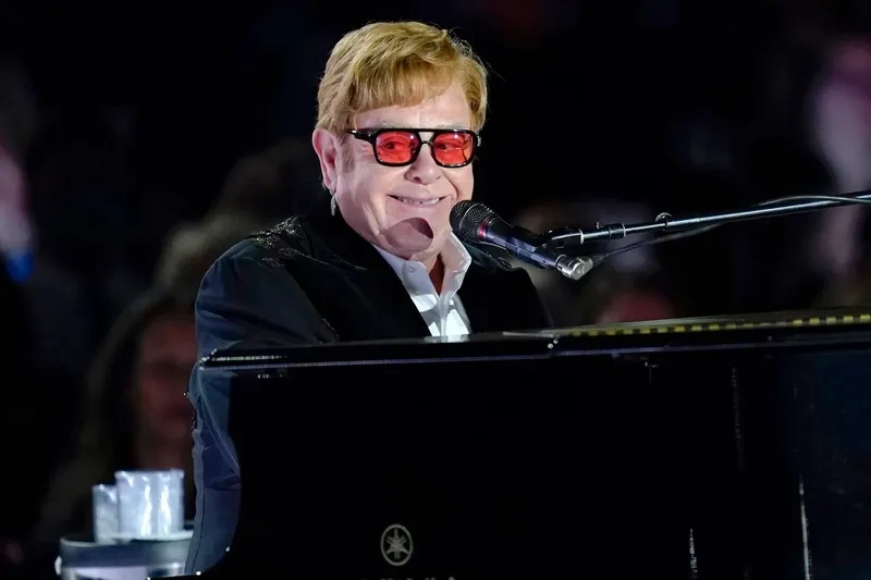 Elton John trên sân khấu concert