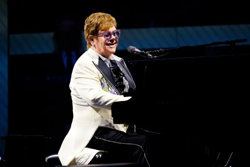 Elton John và cây đàn piano