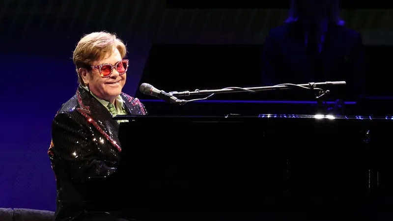 Elton John trình diễn ca khúc Your Song