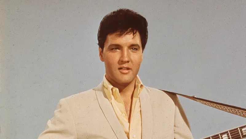Elvis Presley trong bộ trang phục jumpsuit trắng huyền thoại