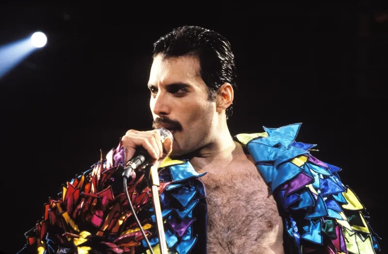 Phong cách thời trang độc đáo của Freddie Mercury